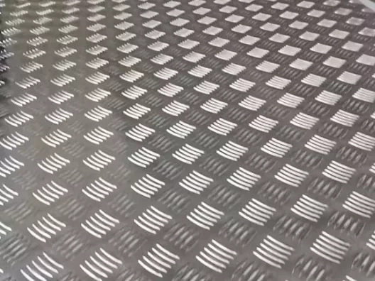 Hvordan forbedrer rutete aluminiumsplater sikkerhet og ytelse i industrielle applikasjoner?